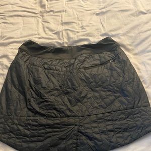 Mountain Hardwear winter skirt. Great for snowshoeing and/ or xc skiing.